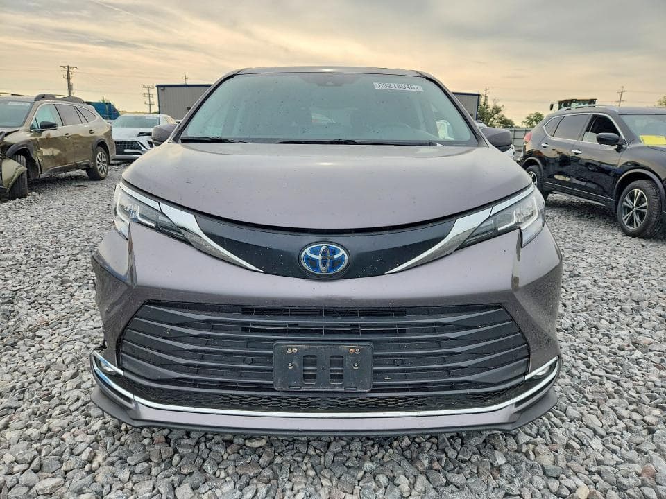 2022 TOYOTA SIENNA XLE 5