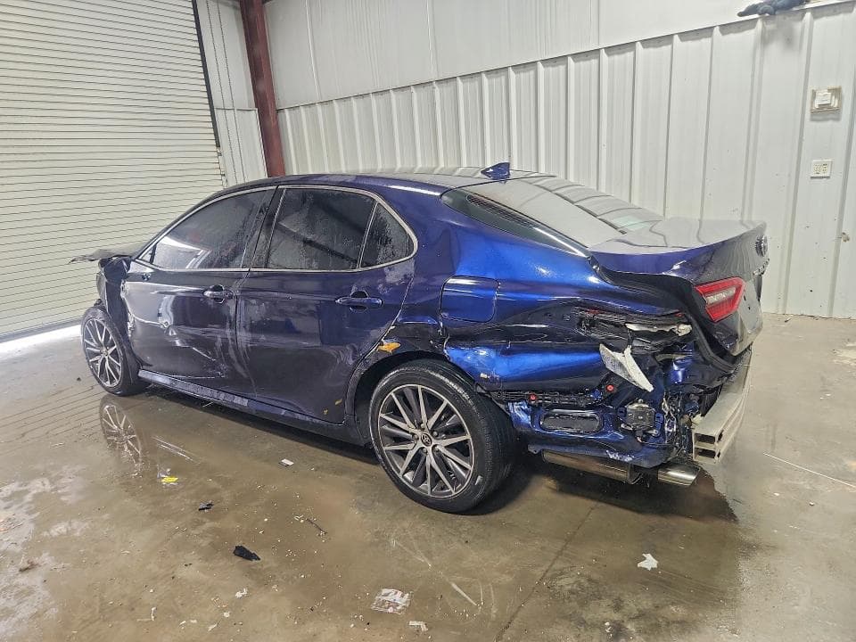 2022 TOYOTA CAMRY XLE 2