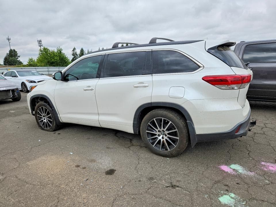 2018 TOYOTA HIGHLANDER SE 2
