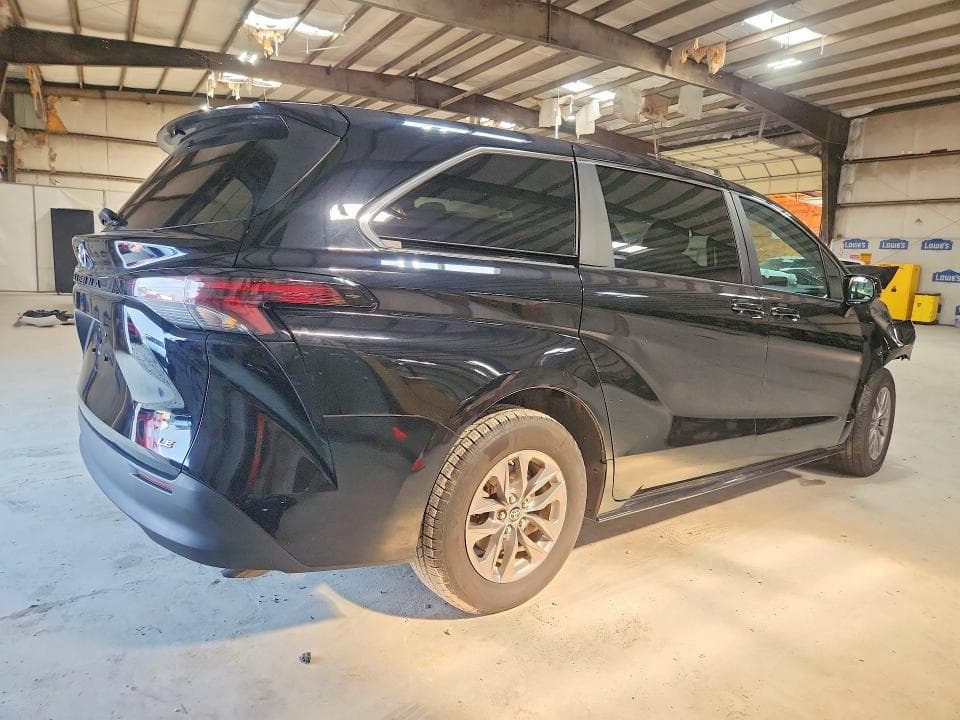2025 TOYOTA SIENNA LE 3