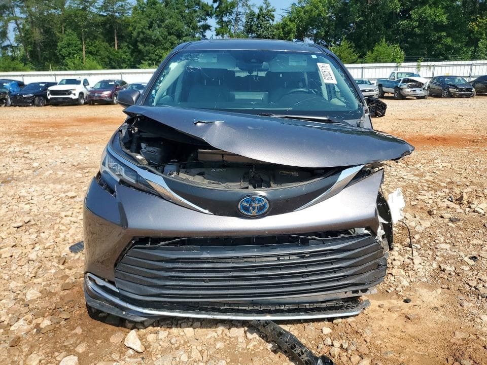 2022 TOYOTA SIENNA XLE 5