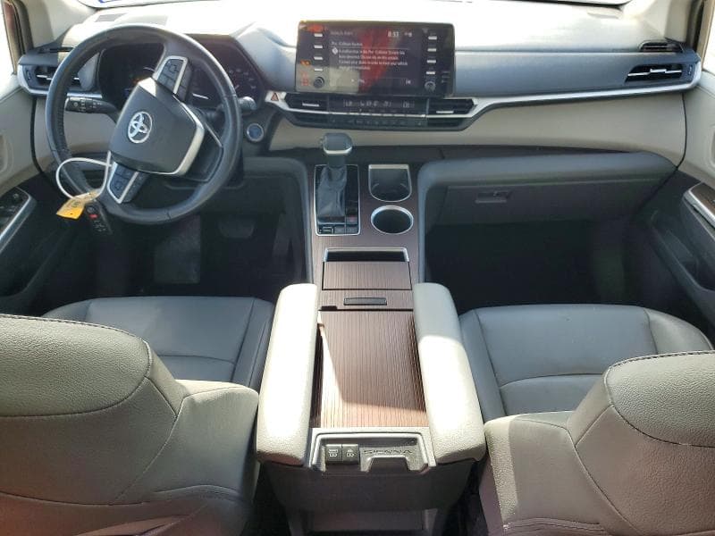 2022 TOYOTA SIENNA XLE 8