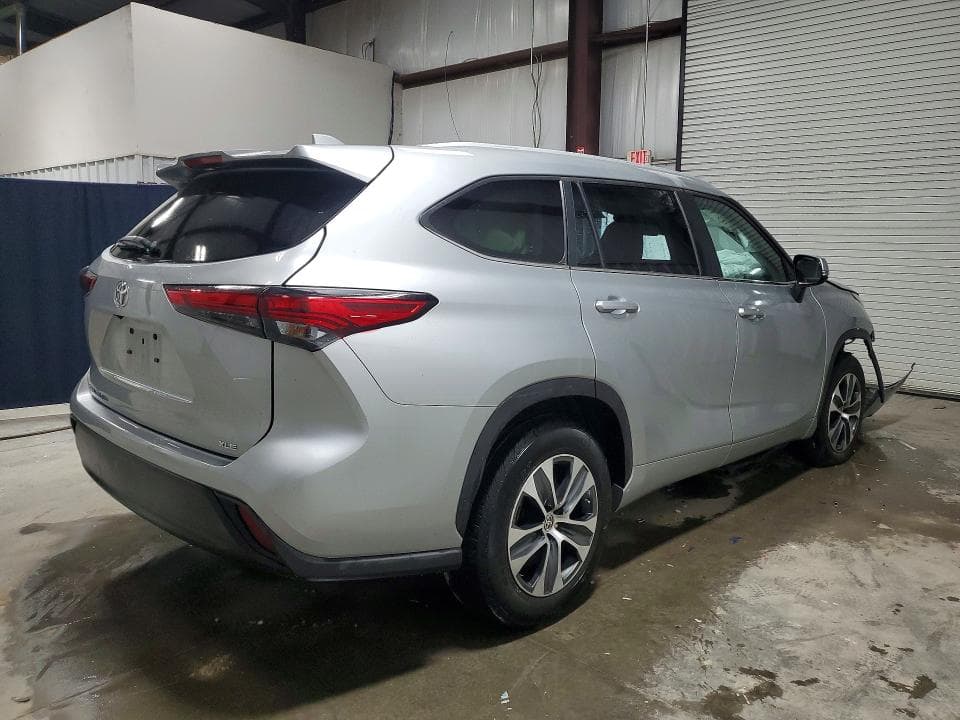 2023 TOYOTA HIGHLANDER XLE 3