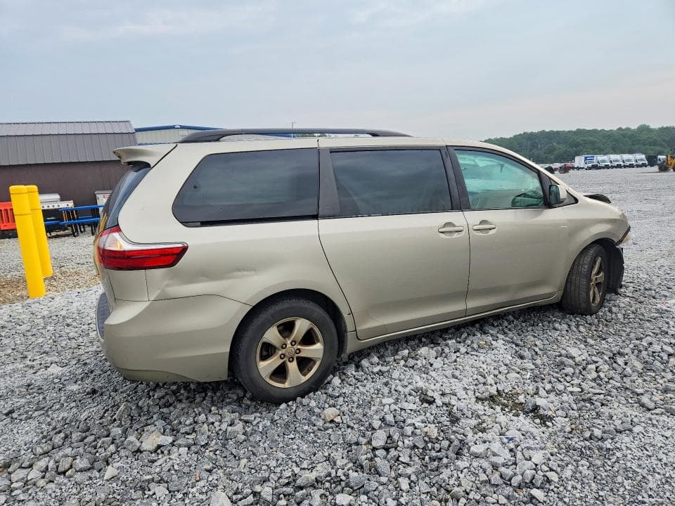 2017 TOYOTA SIENNA LE 3