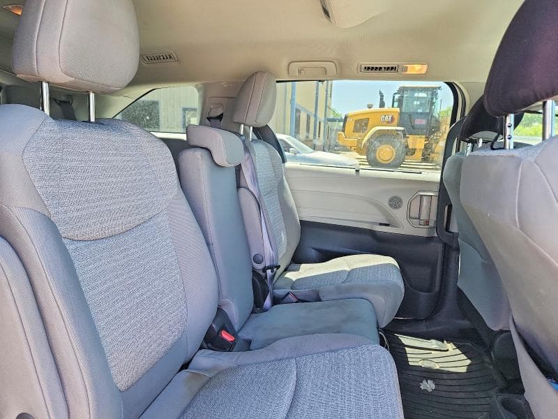 2022 TOYOTA SIENNA LE 11