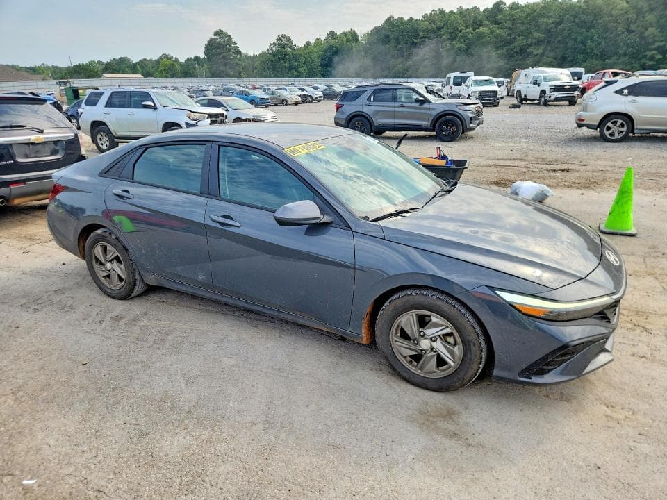 2025 HYUNDAI ELANTRA SE 4