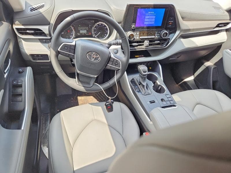2025 TOYOTA HIGHLANDER XLE 8