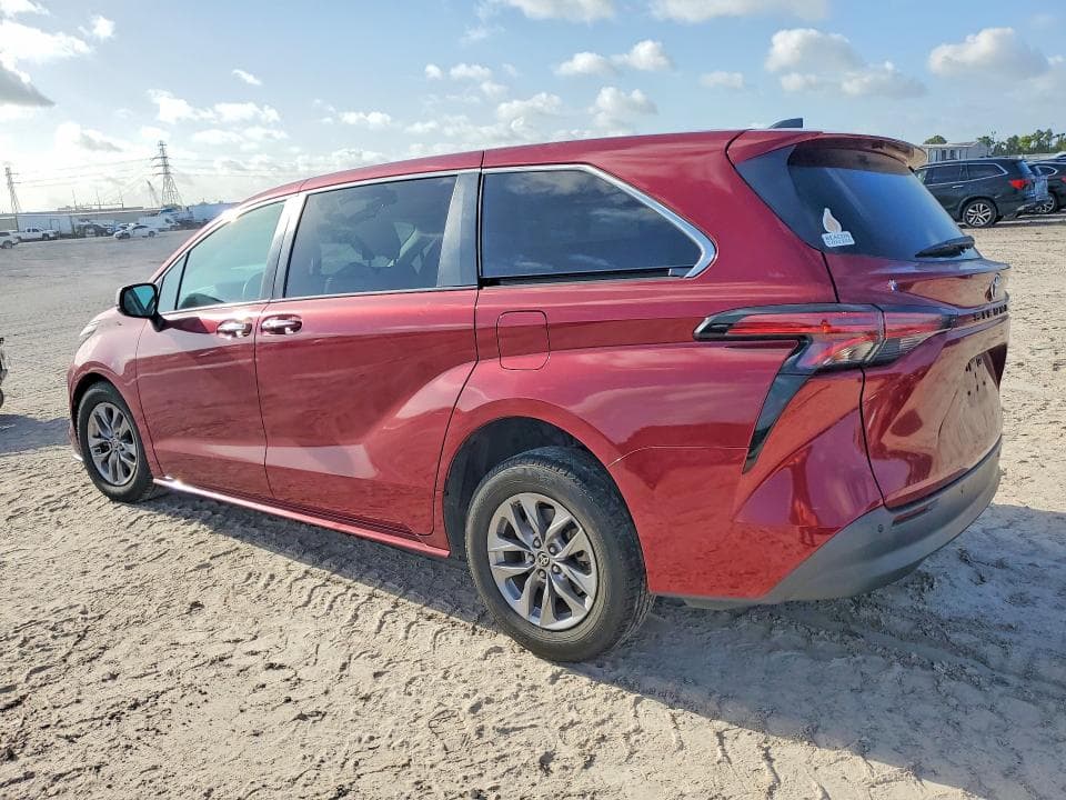 2022 TOYOTA SIENNA XLE 2