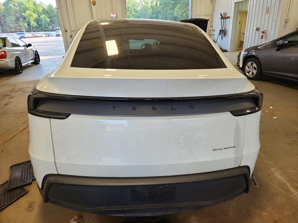 2026 TESLA MODEL Y 6