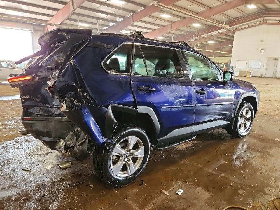 2025 TOYOTA RAV4 XLE 3