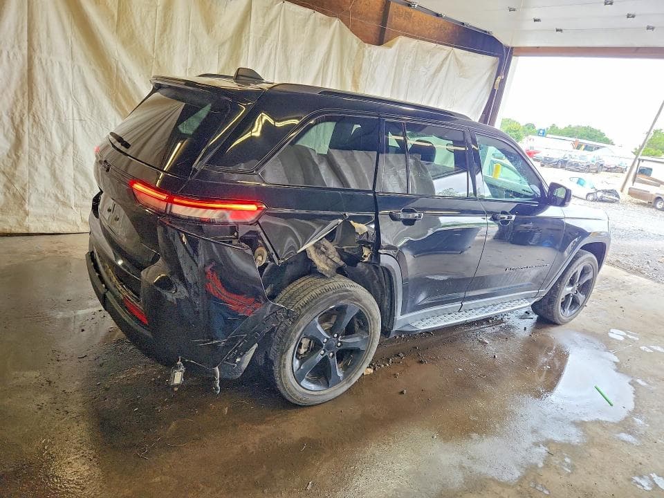 2023 JEEP GRAND CHEROKEE LAREDO 3