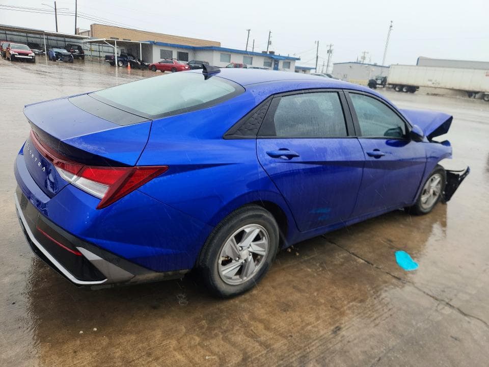 2024 HYUNDAI ELANTRA SE 3