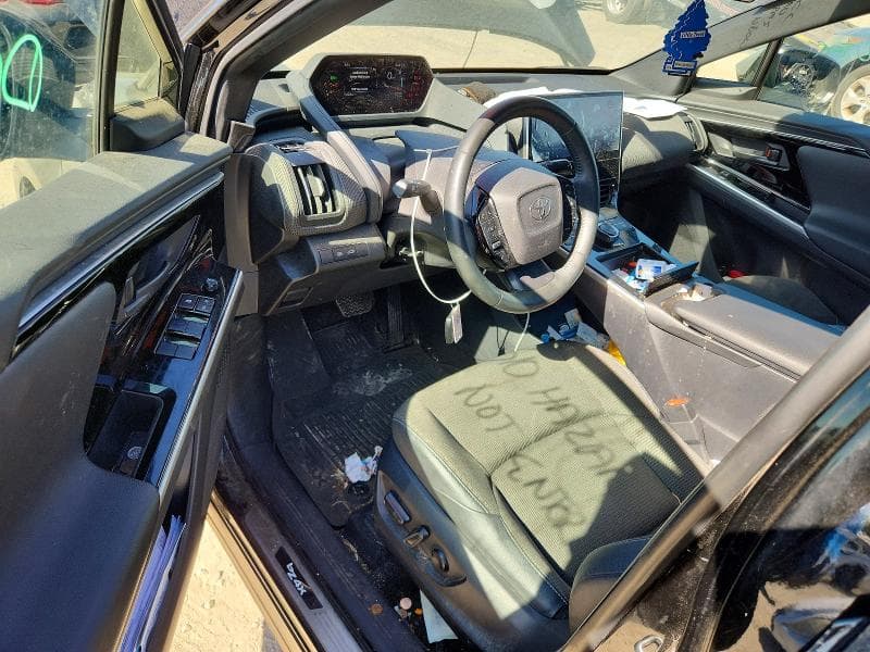 2025 TOYOTA BZ4X XLE 8