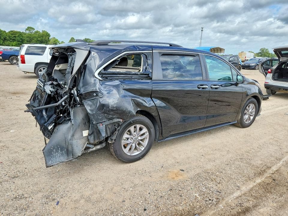 2022 TOYOTA SIENNA XLE 3