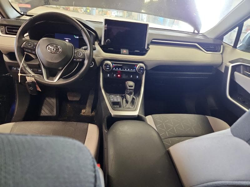 2025 TOYOTA RAV4 XLE 8