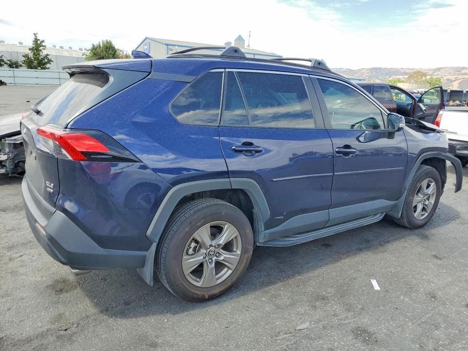 2024 TOYOTA RAV4 XLE 3
