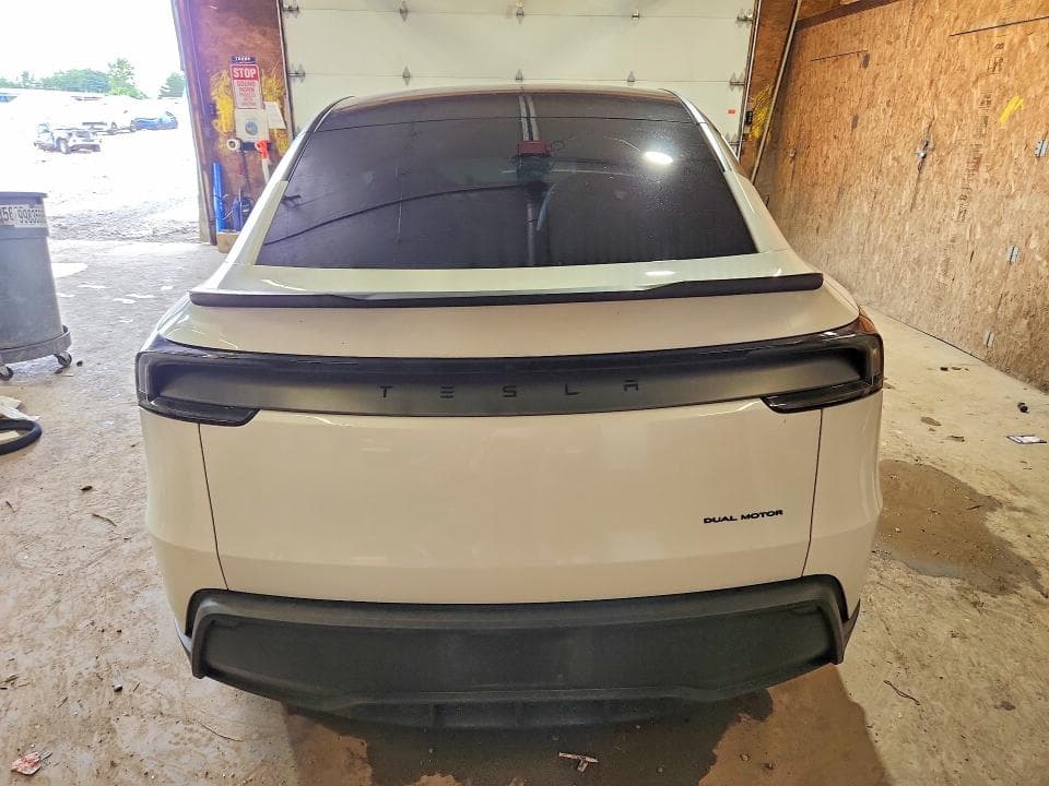 2026 TESLA MODEL Y 6