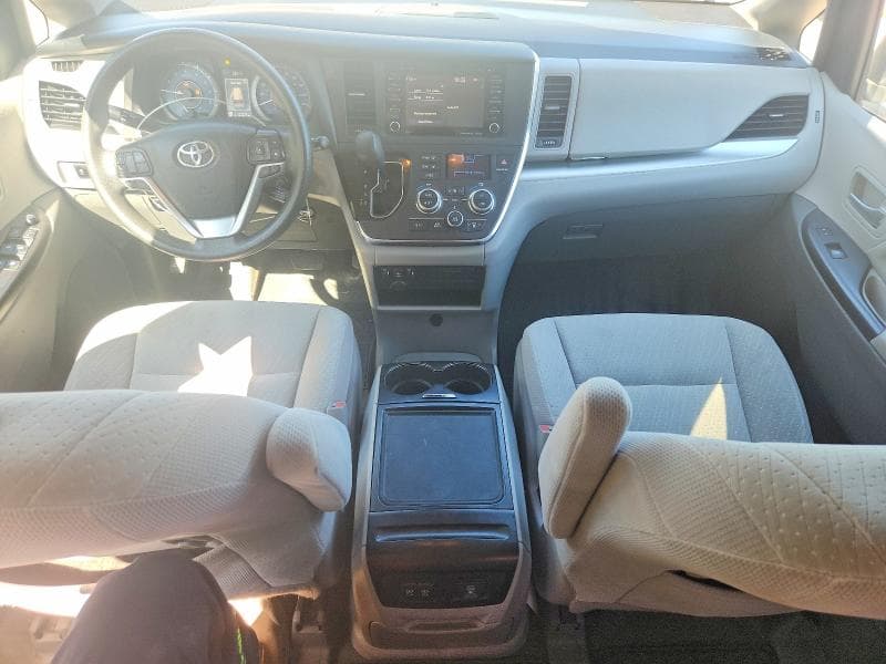 2019 TOYOTA SIENNA LE 8