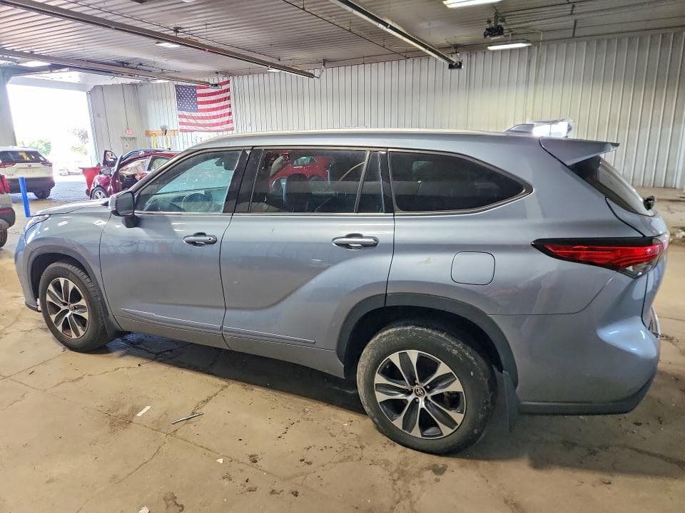 2022 TOYOTA HIGHLANDER XLE 2