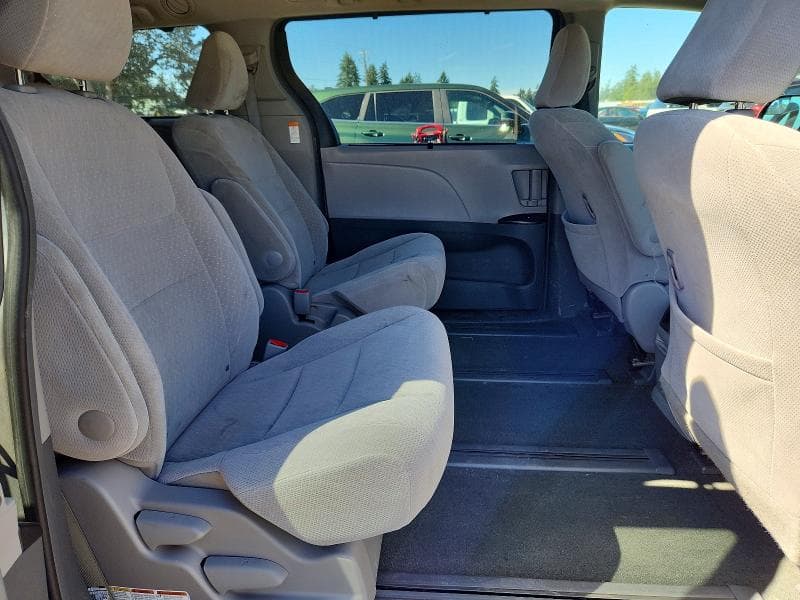 2017 TOYOTA SIENNA LE 11