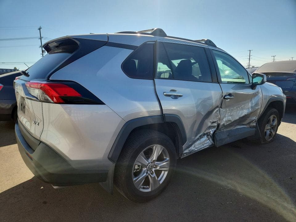 2022 TOYOTA RAV4 XLE 3