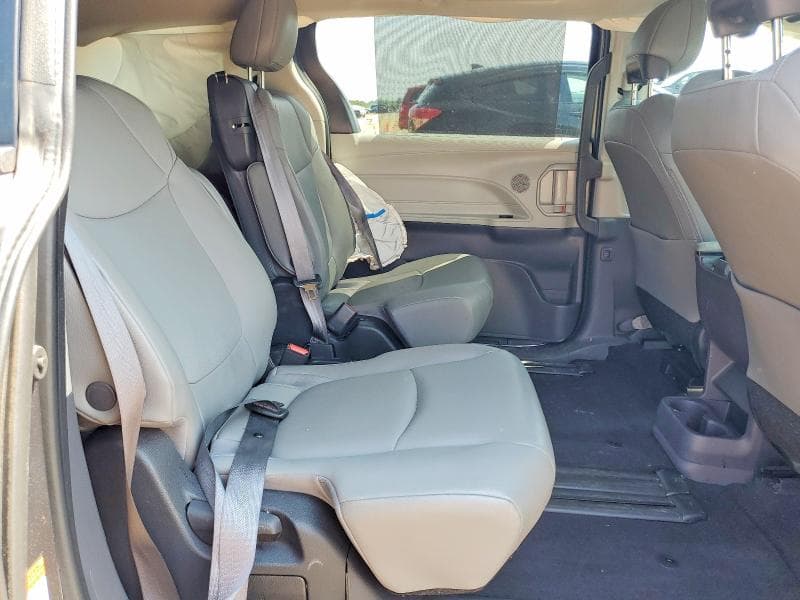 2022 TOYOTA SIENNA XLE 11