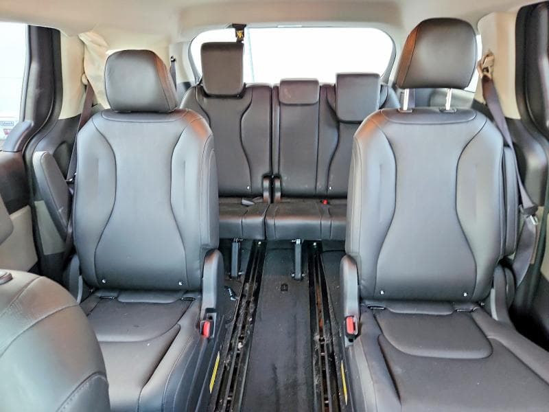 2026 KIA CARNIVAL EX 10
