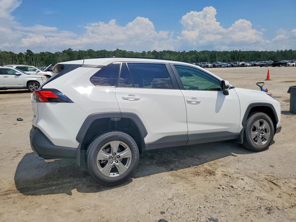 2025 TOYOTA RAV4 XLE 3