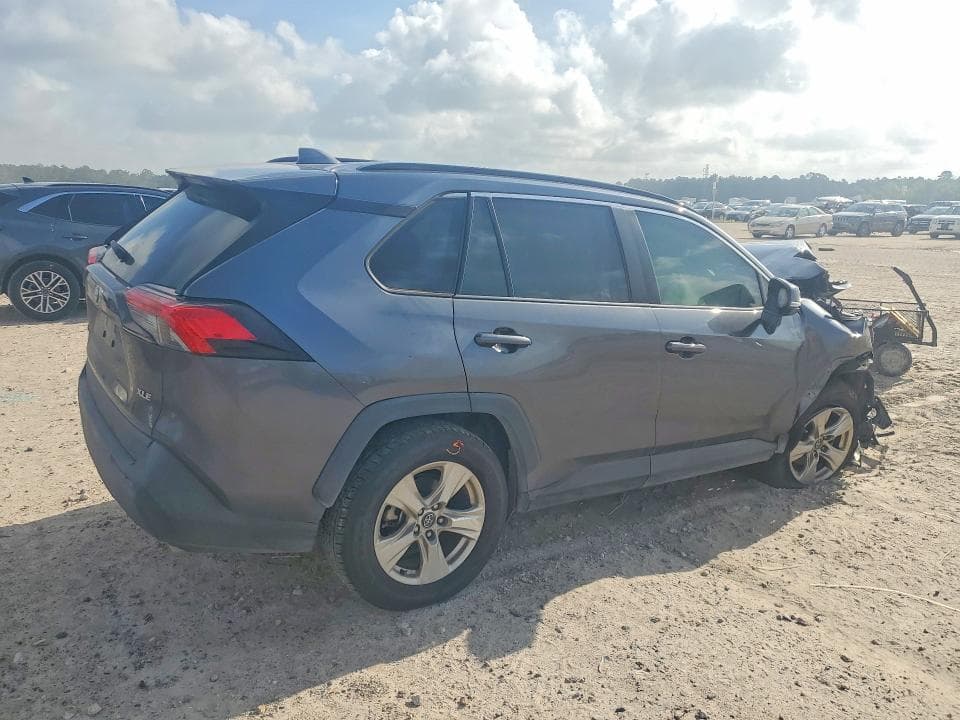2020 TOYOTA RAV4 XLE 3