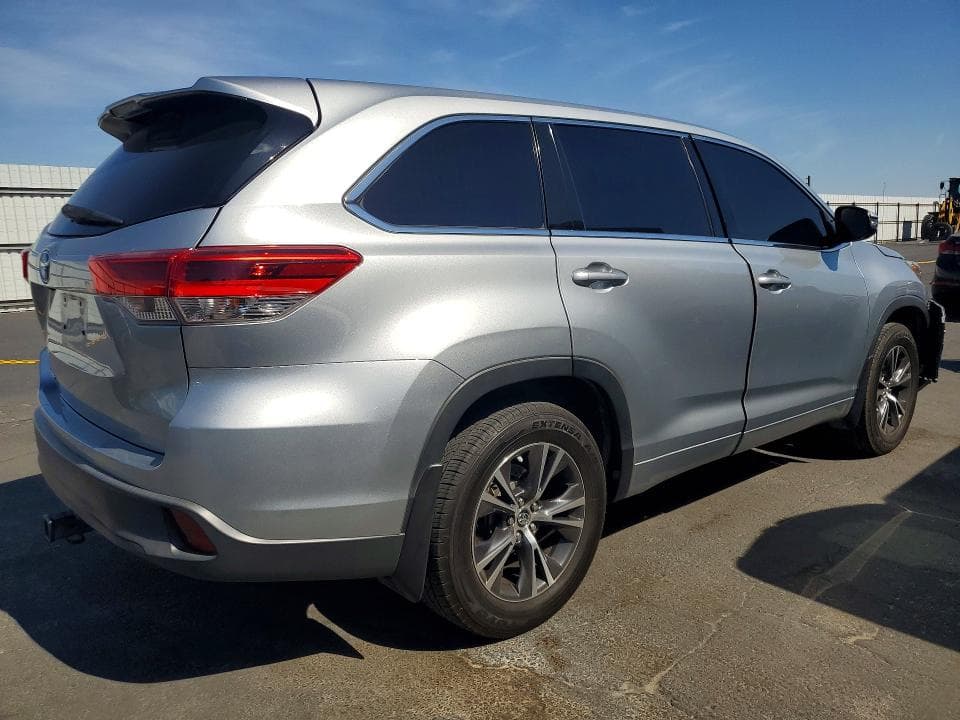 2018 TOYOTA HIGHLANDER LE 3