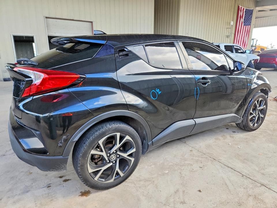 2021 TOYOTA C-HR XLE 3