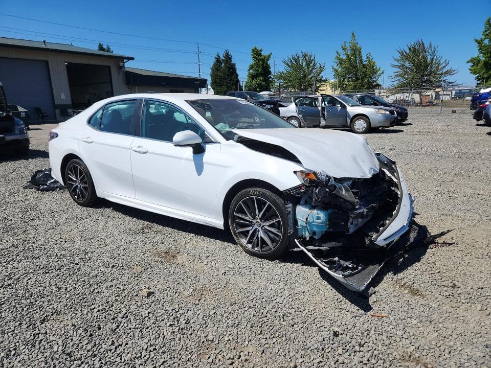 2021 TOYOTA CAMRY SE 4