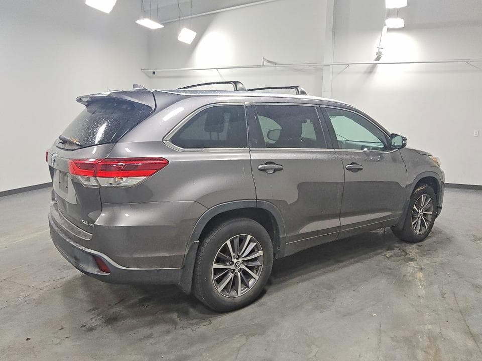 2018 TOYOTA HIGHLANDER XLE 3