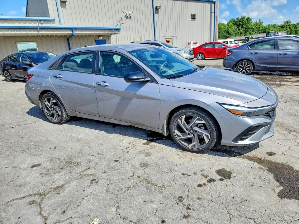2025 HYUNDAI ELANTRA SEL SPORT 4