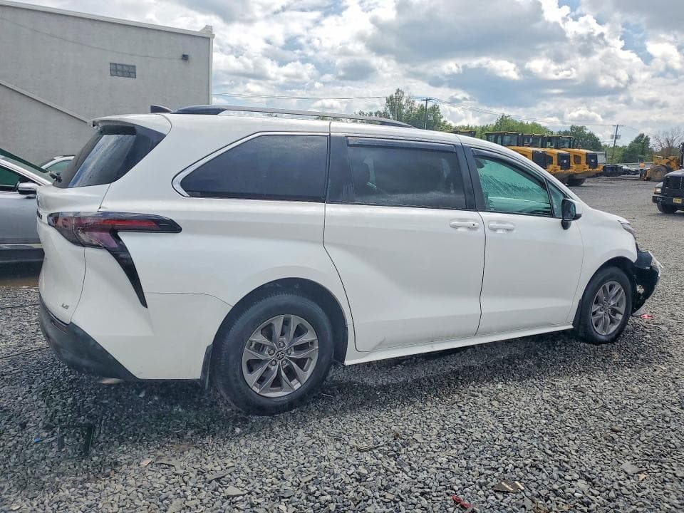 2025 TOYOTA SIENNA LE 3