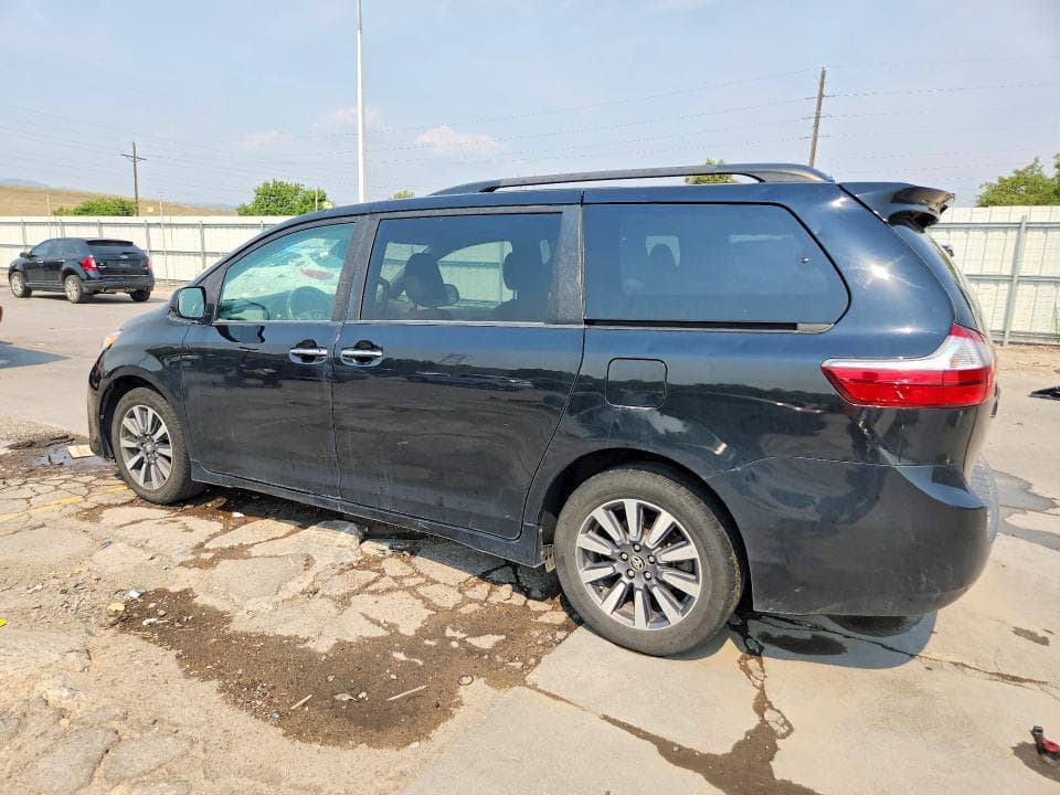 2018 TOYOTA SIENNA XLE 7-PASSENGER 2