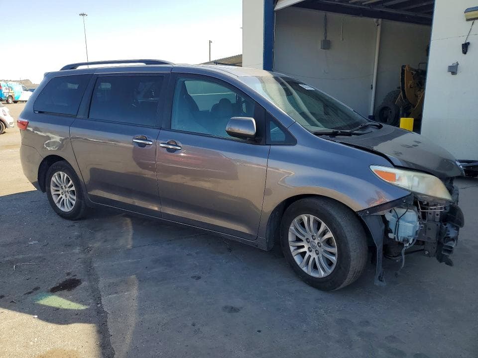 2017 TOYOTA SIENNA XLE PREMIUM 8-PASSENGER 4