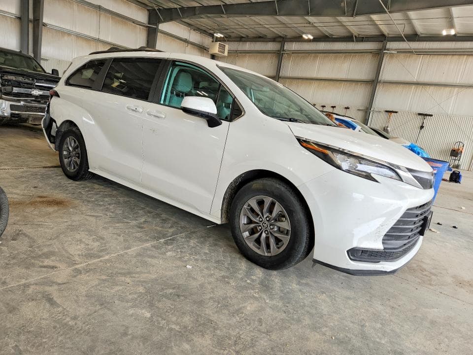 2023 TOYOTA SIENNA LE 4