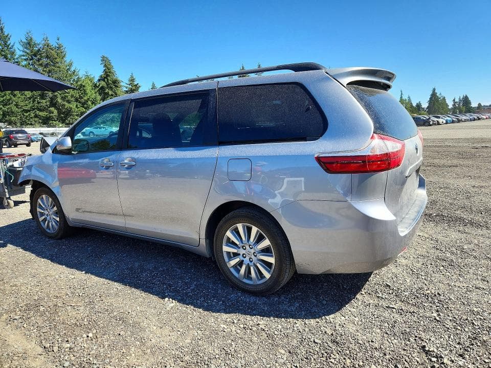 2017 TOYOTA SIENNA LE 2