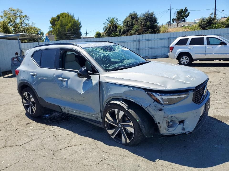 2024 VOLVO XC40 ULTIMATE 4