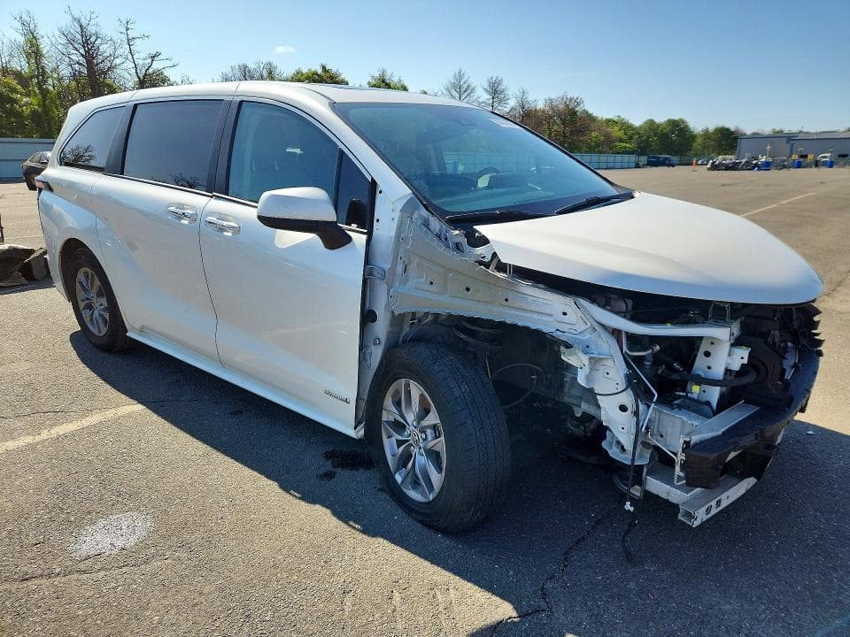 2021 TOYOTA SIENNA XLE 4