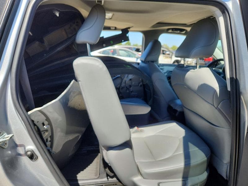 2021 TOYOTA HIGHLANDER XLE 11