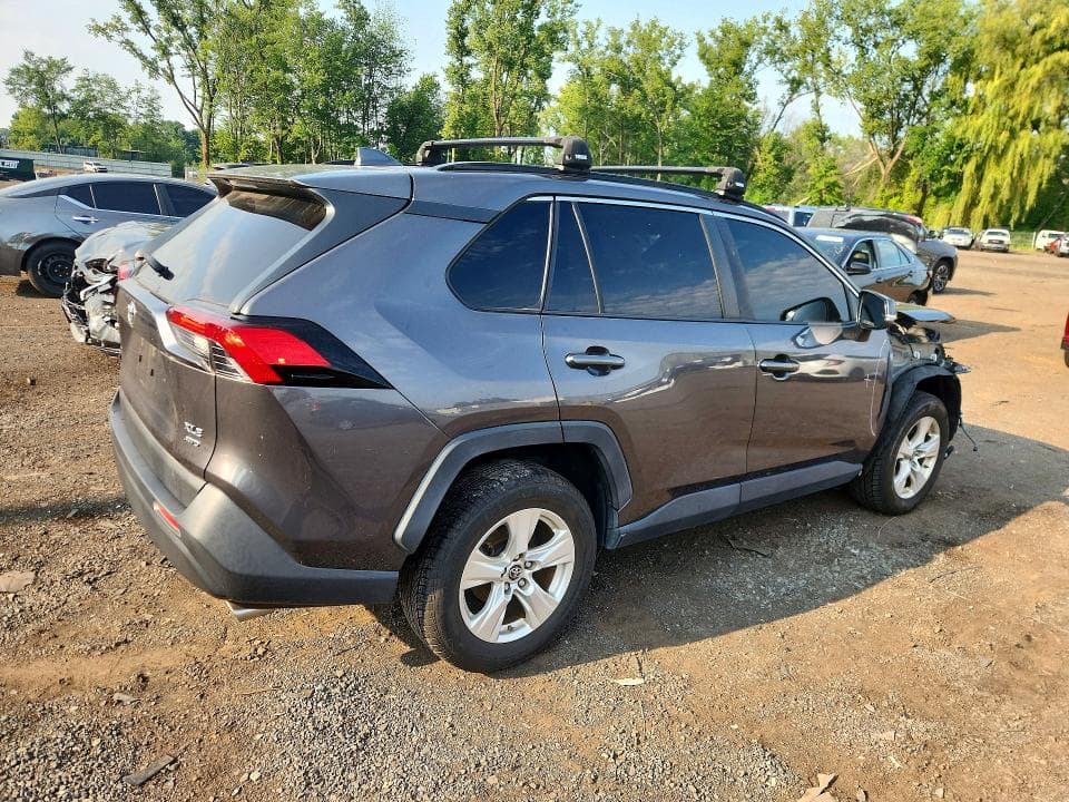 2019 TOYOTA RAV4 XLE 3
