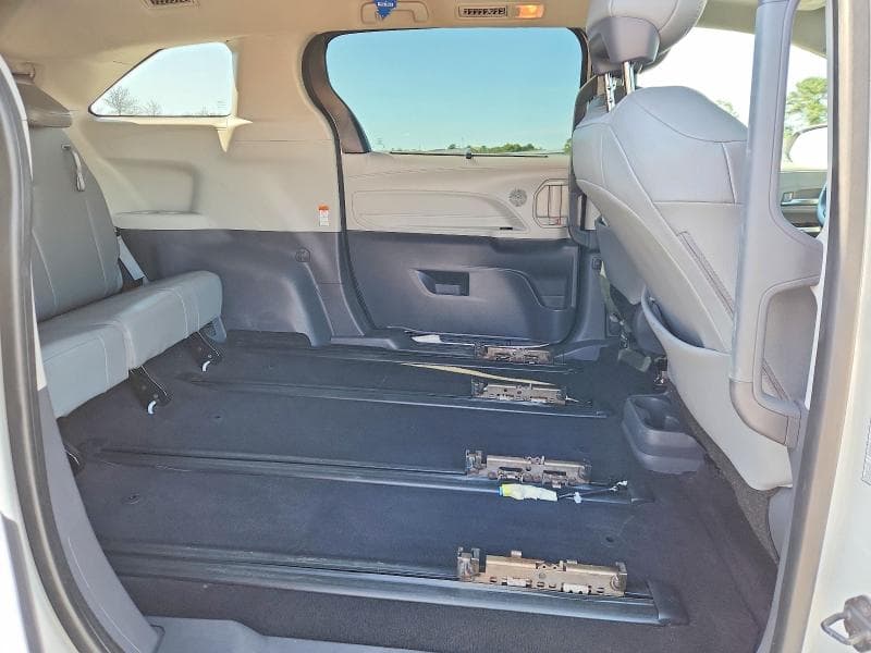 2021 TOYOTA SIENNA XLE 11