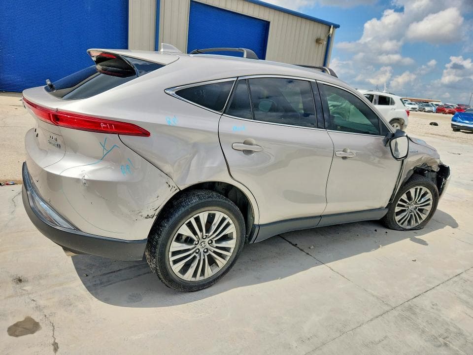 2021 TOYOTA VENZA XLE 3