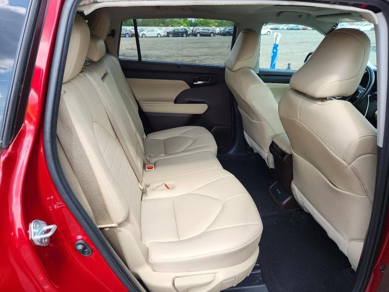 2021 TOYOTA HIGHLANDER XLE 11
