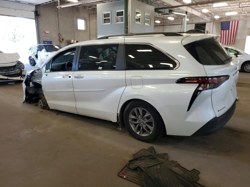 2025 TOYOTA SIENNA XLE 7-PASSENGER 2