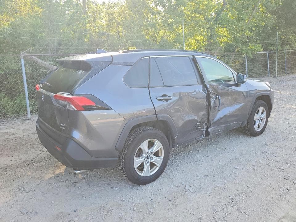 2019 TOYOTA RAV4 XLE 3