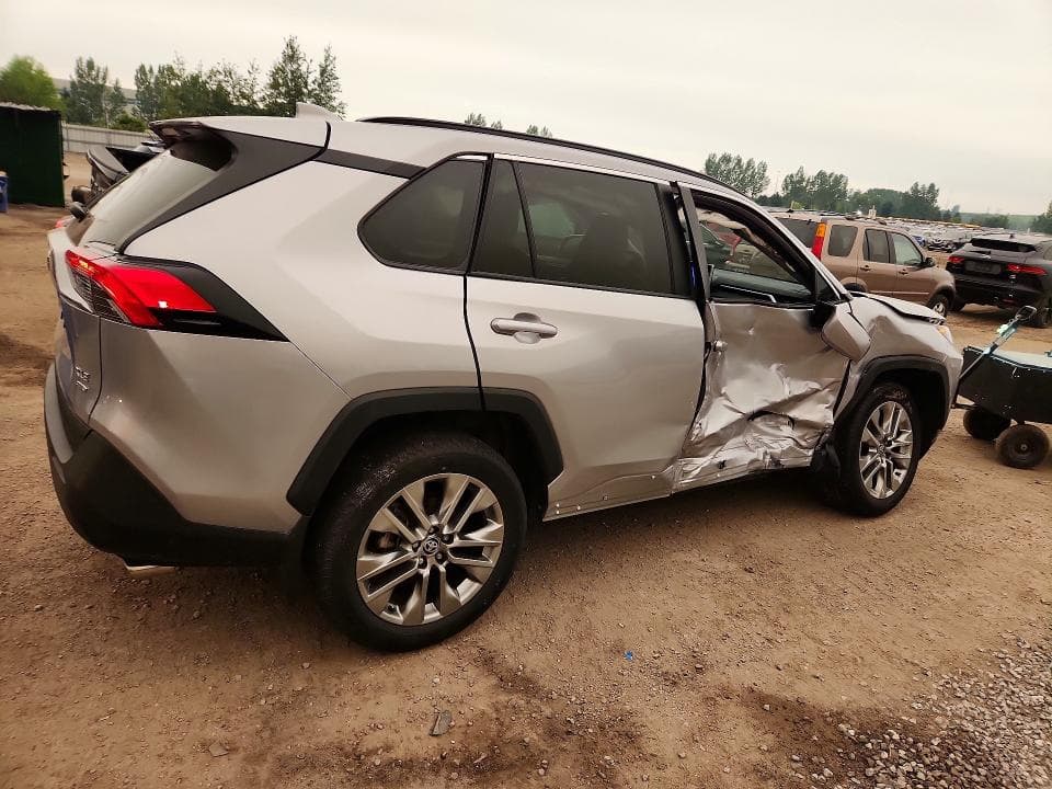 2024 TOYOTA RAV4 XLE 3