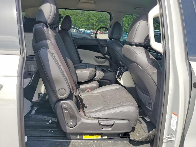 2024 KIA CARNIVAL SX 11